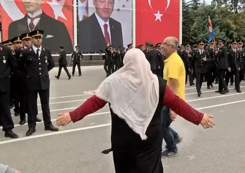 Binlerce asker arasında gözyaşlarıyla oğlunu aradı