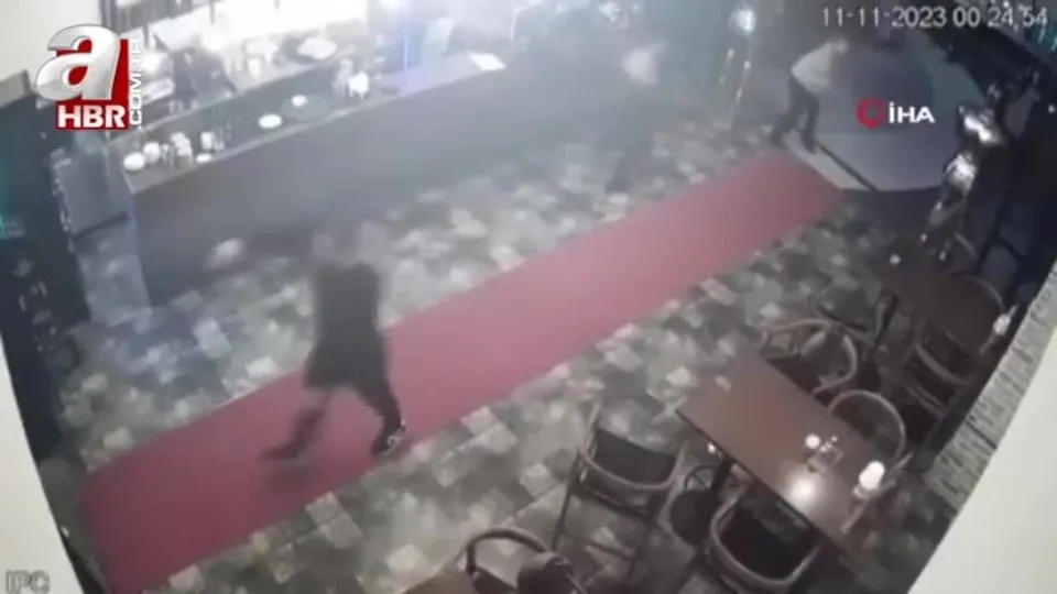Eli silahlı 2 kişi, ünlü şarkıcının sahne aldığı mekana saldırısı kamerada