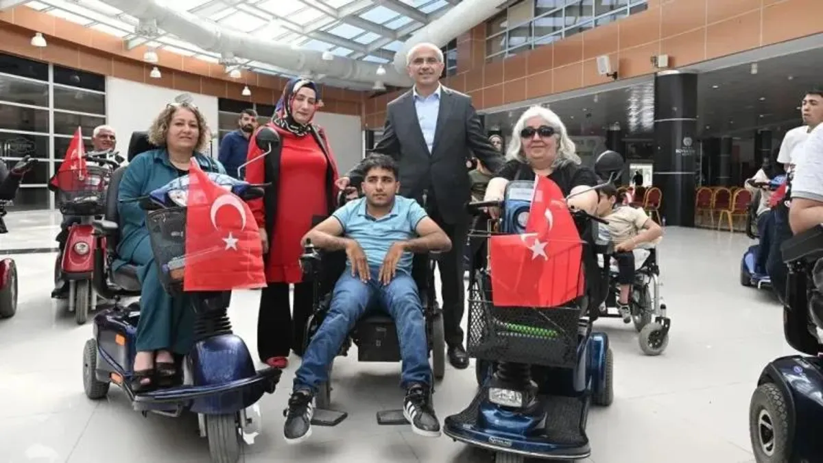 Malatya'da engelli depremzedelere 50 akülü tekerlekli sandalye dağıtıldı