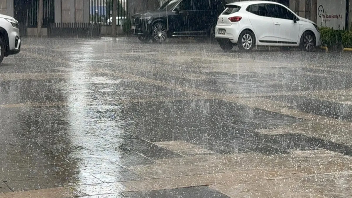 Antalya'da dolu yağışı hayatı olumsuzu etkiledi