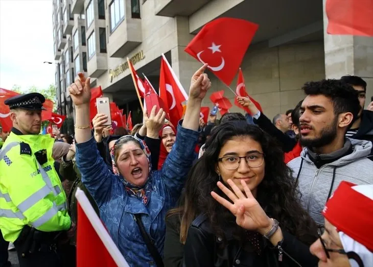 Londra’da Cumhurbaşkanı Erdoğan’a sevgi gösterisi