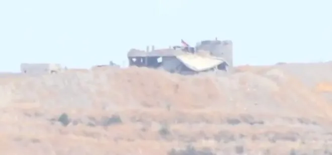 TSK’nın obüs atışlarıyla vurduğu YPG/PKK’nın terör mevzisine Rus bayrağı asıldı