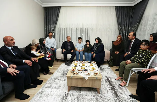 baskan-erdogan-gorme-engelli-hafiz-ravzanur-kocakeri-evinde-ziyaret-etti-1669488997087.jpg Başkan Erdoğan görme engelli hafız Ravzanur Koçaker’i evinde ziyaret etti - 3