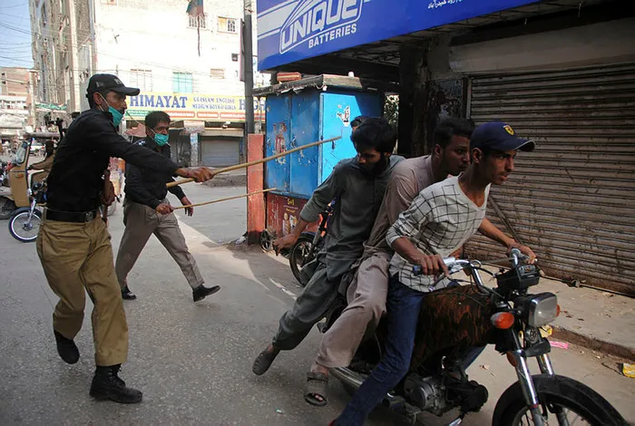 Pakistan polisi sokağa çıkma yasağına uymayanları sopayla dövdü - 2