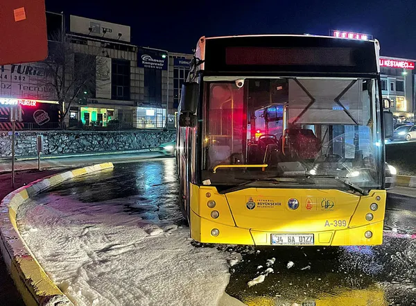 yine-yanginlar-yine-iett-beton-mikserinden-sikilan-suyla-sonduruldu-1644183026234.jpg Yine yangınlar yine İETT! Beton mikserinden sıkılan suyla söndürüldü - 3