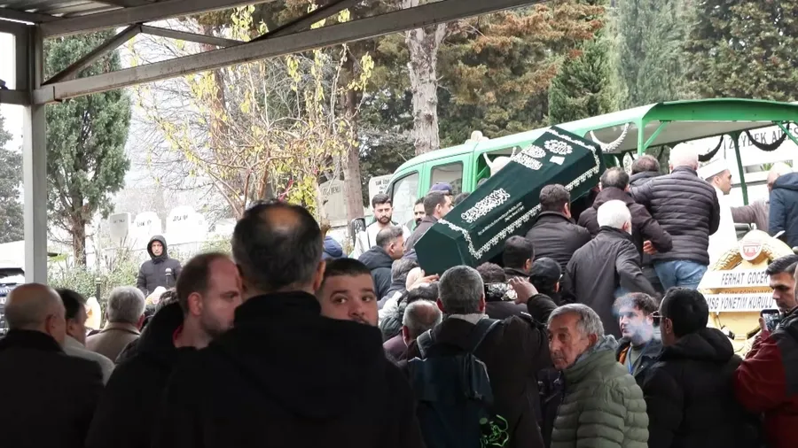 erol-kose-son-yolculuguna-ugurlandi-cenazemi-ona-emanet-edin-demisti-1774367200488.jpg Erol Köse son yolculuğuna uğurlandı! "Cenazemi ona emanet edin" demişti - 4