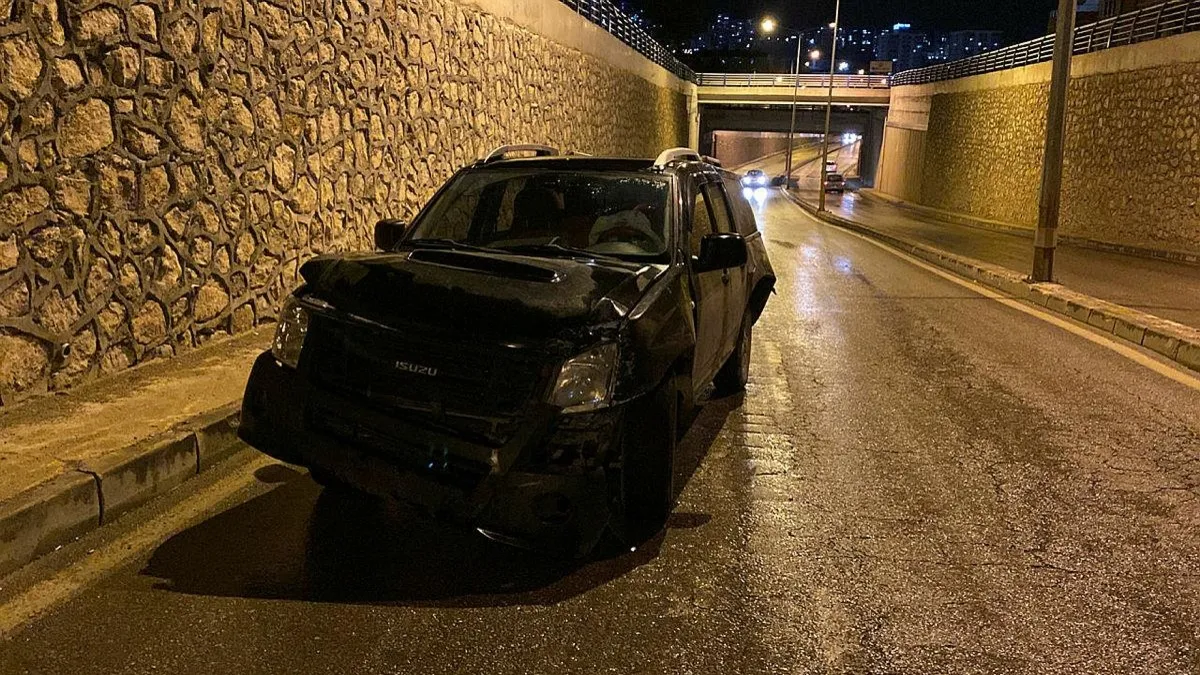 Elazığ'da kontrolden çıkan araç duvara çarptı: 2 yaralı