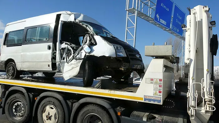 Tokat’ta servis aracı devrildi: Bir asker şehit oldu, 3 asker yaralandı