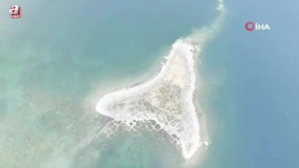 Van Gölü'nde suların çekilmesiyle birlikte mikrobiyalit ve adacıklar ortaya çıktı