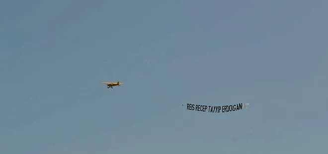 Hollanda’da gençlerden jest: Uçak Reis Recep Tayyip Erdoğan yazılı pankartla uçtu