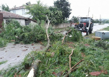 Tekirdağ'da hortum mahalleyi yerle bir etti