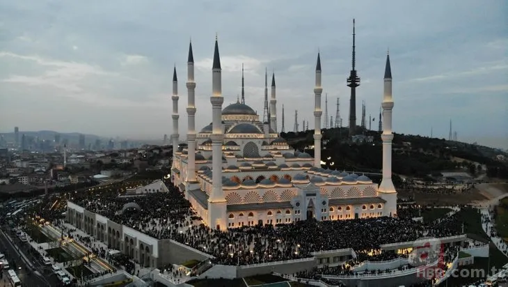 Büyük Çamlıca Camii'nde tarihi kalabalık!