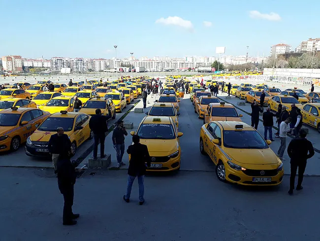 Koronavirüs nedeniyle işleri düşen taksi sürücüleri plaka ücretlerinin inmesi için eylem yaptı - 1