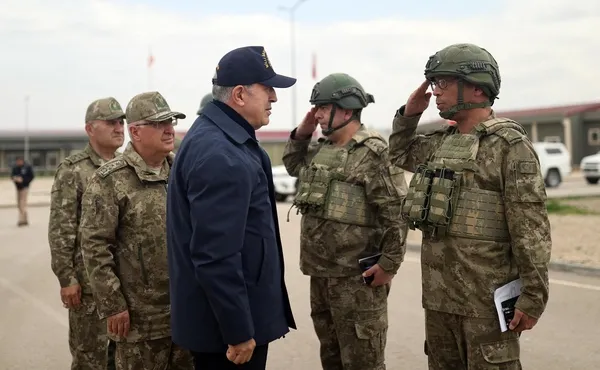 bakan-hulusi-akar-ve-komuta-kademesi-sinirin-sifir-noktasinda-1679904267137.jpeg Bakan Hulusi Akar ve komuta kademesi sınırın sıfır noktasında - 5