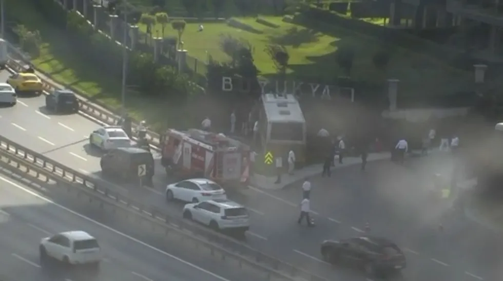 Zeytinburnu’nda İETT otobüsü bahçe duvarına çarptı: 1 ölü 7 yaralı - 1