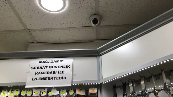 ispartada-saskina-ceviren-hirsizlik-5-lira-verip-3-bin-500-liralik-saat-caldilar-1640944536962.jpg Isparta’da şaşkına çeviren hırsızlık! 5 lira verip 3 bin 500 liralık saat çaldılar - 5