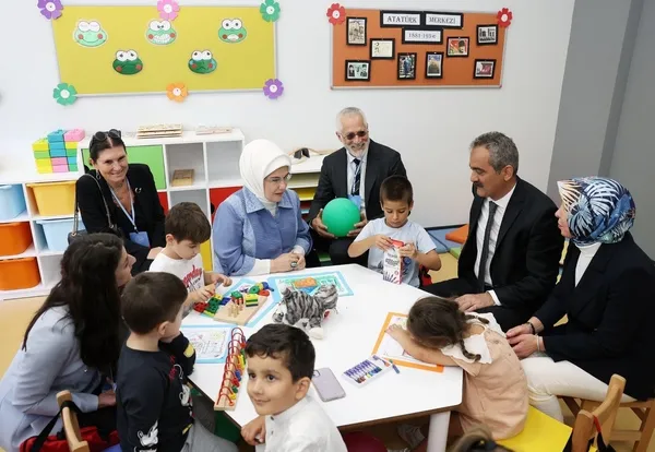 emine-erdogan-okul-oncesi-egitim-firsat-esitligi-sagliyor-1662735524696.jpg Emine Erdoğan: Okul öncesi eğitim fırsat eşitliği sağlıyor - 4