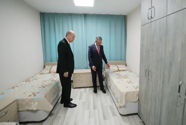 baskan-erdogan-acilisini-yaptigi-gsb-yurtlarini-gezdi-1663189919576.jpg Başkan Erdoğan açılışını yaptığı GSB yurtlarını gezdi - 2