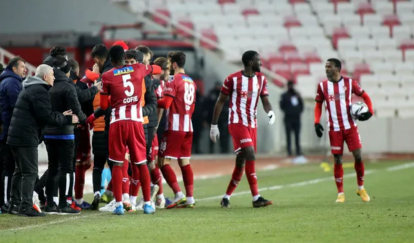 sivasta-puanlar-paylasildi-sivasspor-1-1-fenerbahce-mac-sonucu-ozet-1642863704050.jpg Sivas'ta puanlar paylaşıldı! Sivasspor 1-1 Fenerbahçe (MAÇ SONUCU-ÖZET) - 1