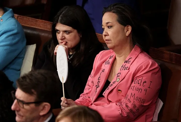 kongreye-damga-vuran-anlar-trumpi-protesto-etti-yaka-paca-disari-atildi-1741150050879.jpg Foto: AFP