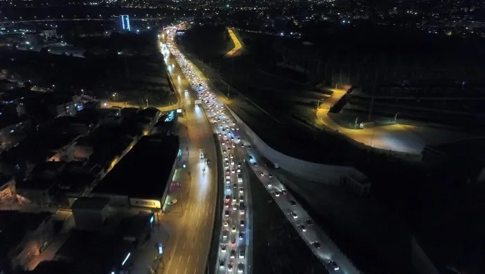Yasak bitti! Bursa'daki kilometrelerce araç kuyruğu havadan böyle görüntülendi - 3