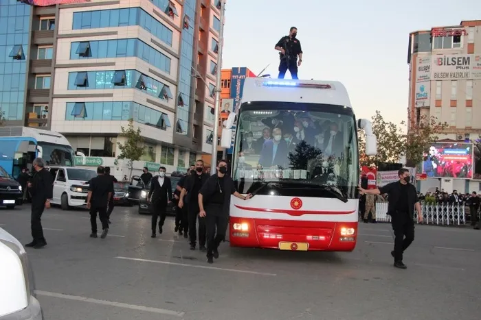 Başkan Erdoğan Batmanlı gençlerle Şemle Şemle türküsünü söyledi