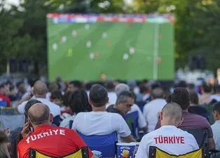Sahne sırası ’Bizim Çocukların’! Türkiye’nin dört bir yanından dev ekranlarda milli maç keyfi