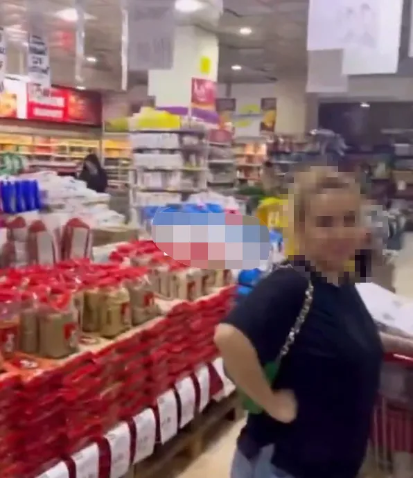 mersinde-skandal-goruntu-acikta-satilan-pirincte-kedi-diskisi-1776785501971.jpg Mersin’de skandal görüntü! Açıkta satılan pirinçte kedi dışkısı - 2