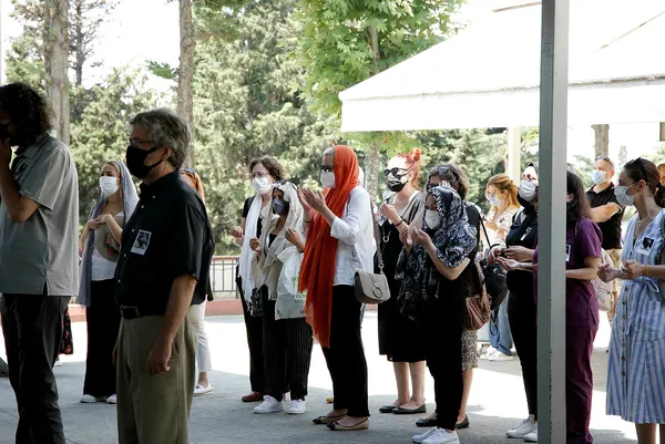 yonetmen-mehmet-dinler-son-yolculuguna-ugurlandi-1626521487479.jpg Yönetmen Mehmet Dinler son yolculuğuna uğurlandı - 2