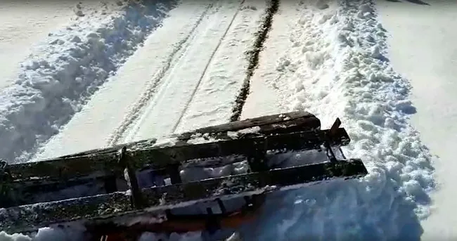 Bitlis’te kar nedeniyle atölyesine gidemeyen demir ustası küreme aracı yaptı - 1