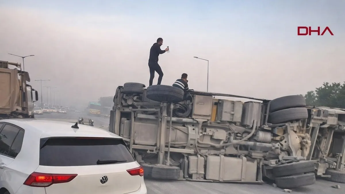 TEM'i kilitleyen kaza! Hafriyat kamyonu devrildi