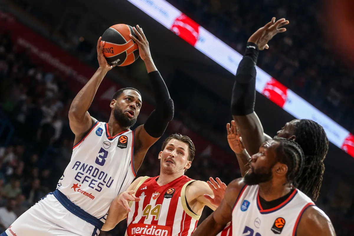 anadolu-efes-kizilyildiza-77-72-yenildi-mike-james-maci-tamamlayamadi-1790891011473.jpg Anadolu Efes, Kızılyıldız deplasmanında kaybetti! Mike James sakatlanarak sedyeyle çıktı - 2