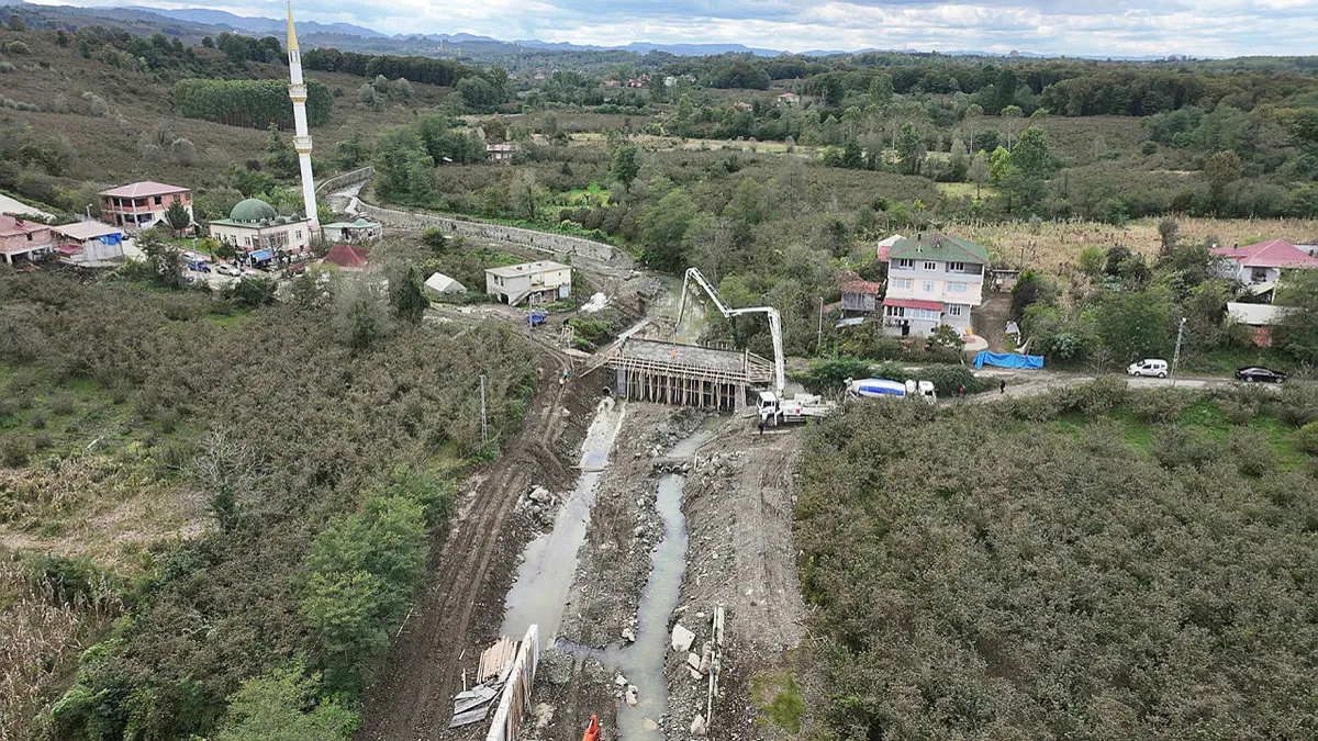 Samsun'da selin yıktığı köprünün yerine yenisi yapılıyor