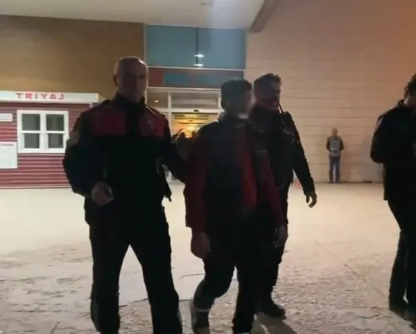1670884156736.jpg Kadını taciz eden şahsa meydan dayağı! Sokak ortasında darp edildi! İşte o anlar... - 3