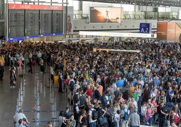 Almanya Frankfurt Havaalanı'nda alarm!