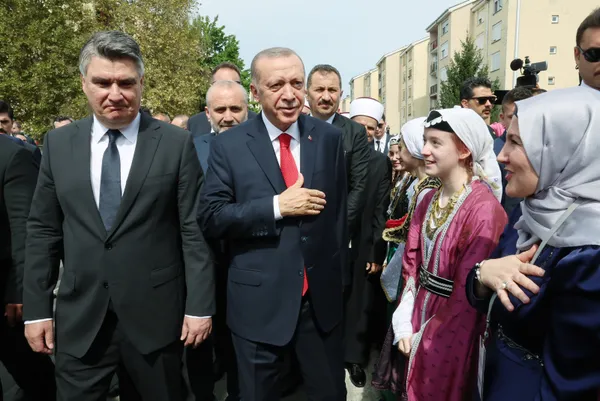 Son dakika: Başkan Erdoğan Balkanlar ziyareti sonrası uçakta basın mensuplarının sorularını yanıtladı