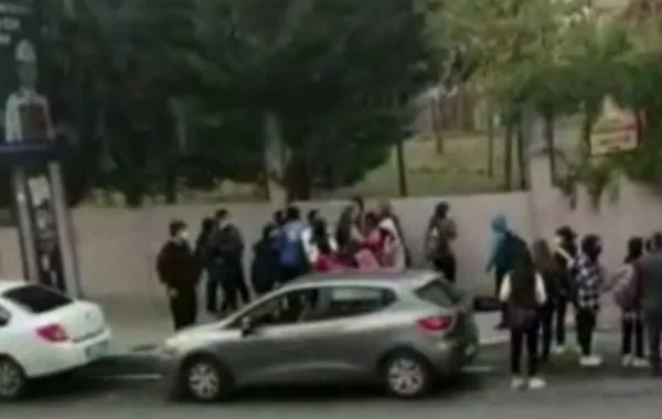 okul-cikisi-liseli-kizlar-birbirine-girdi-o-anlar-kamerada-1633592550156.jpg Okul çıkışı liseli kızlar birbirine girdi! O anlar kamerada - 2