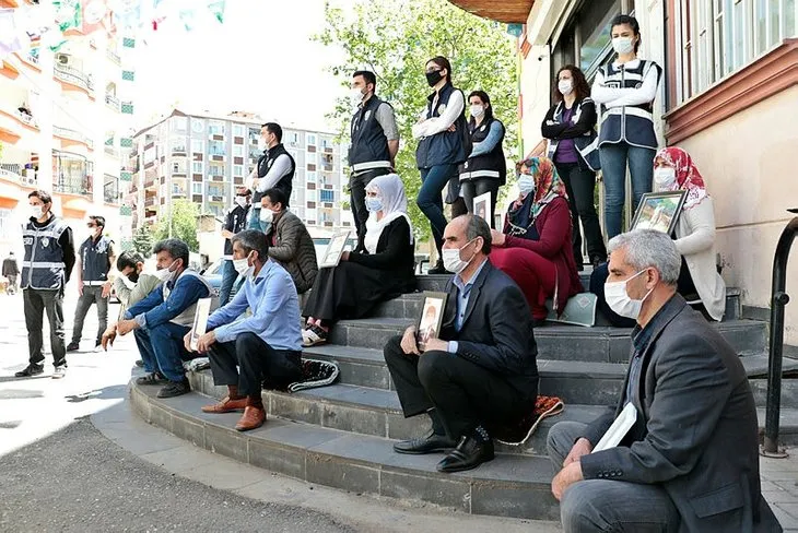 Diyarbakır’da evlat nöbetindeki ailelerden HDP’li vekillere makam aracı tepkisi