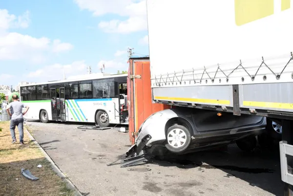 bakim-sonrasi-teste-cikarilan-otobus-freni-bosalinca-7-araca-carpti-1629904558262.jpg Bakım sonrası teste çıkarılan otobüs freni boşalınca 7 araca çarptı - 5