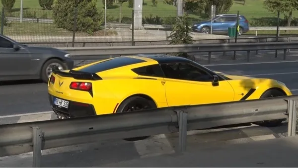 istanbulda-7-milyonluk-otomobilin-zor-anlari-cekiciyle-servise-goturuldu-1663744024781.jpg İstanbul’da 7 milyonluk araç yolda kaldı! Çekici geldi sahibi öylece seyretti - 3