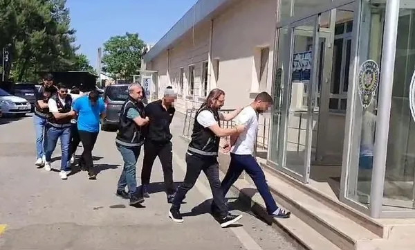 esini-darp-ettigi-iddia-edilen-adami-olduresiye-dovup-videoya-kaydettiler-1717623333916.jpeg Eşini döven adama meydan dayağı! Öldüresiye dövüp videoya kaydettiler - 4