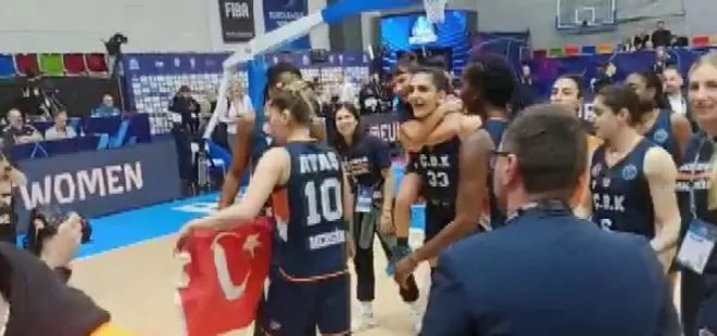 Prag'da skandal hareket! Türk bayraklı sevince müdahale: Oyuncular formadaki ay yıldızla karşılık verdi