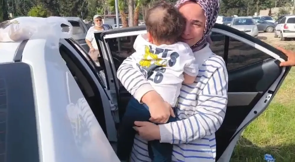 İskenderun’da panik dolu anlar! Kilitlenen otomobilde mahsur kalan Cihan bebeği itfaiye kurtardı - 3