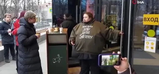 Ünlü Rus ressamın oğlu piyanist Luka Zatravkin’den görülmemiş eylem! Kendini Mc Donald’s’ın kapısına kelepçeledi