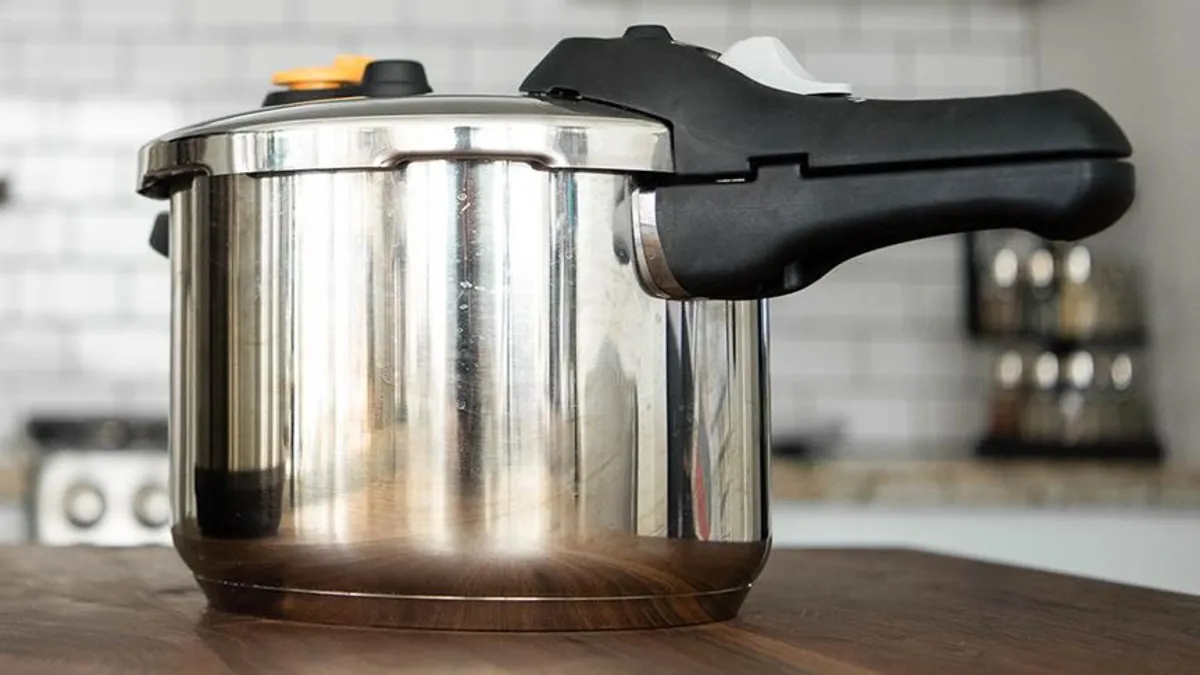 Ocaktaki düdüklü tencere bomba gibi patladı!