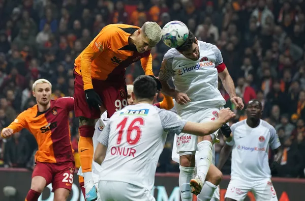 bir-duzine-rekor-galatasaray-2-kez-geri-dustugu-maci-kazandi-icardi-yine-yildizlasti-1675277874725.jpg Cimbom rekor tazeledi! Galatasaray 2 kez geri düştüğü maçı kazandı! İcardi yine yıldızlaştı - 4