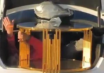 Bagajda gören manken sandı! O anlar kamerada
