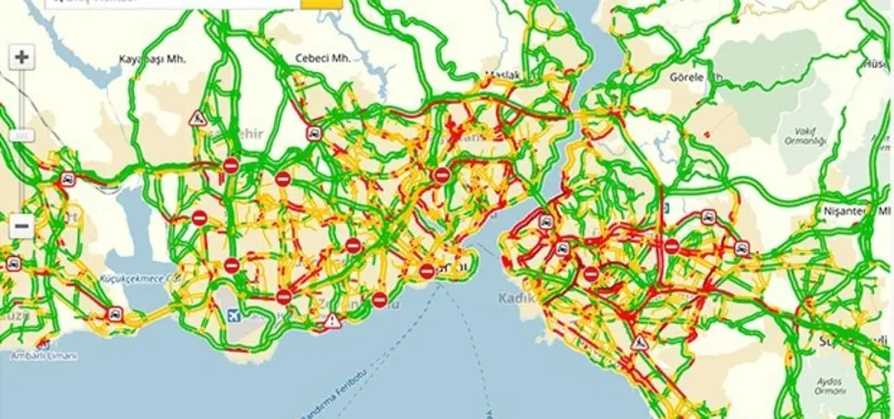 İstanbul'da metrobüs kazasının ardından trafik kilitlendi