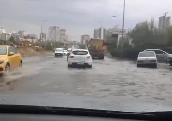 Başkent'i sağanak vurdu! İstanbul'dan sonra Ankara'nın da yolları göle döndü
