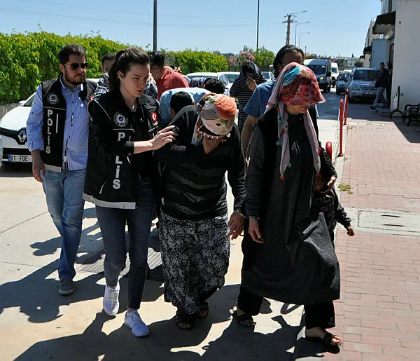 Eşinin vücuduna sardığı esrarla yakalandı! Çocuklarından bile utanmadılar